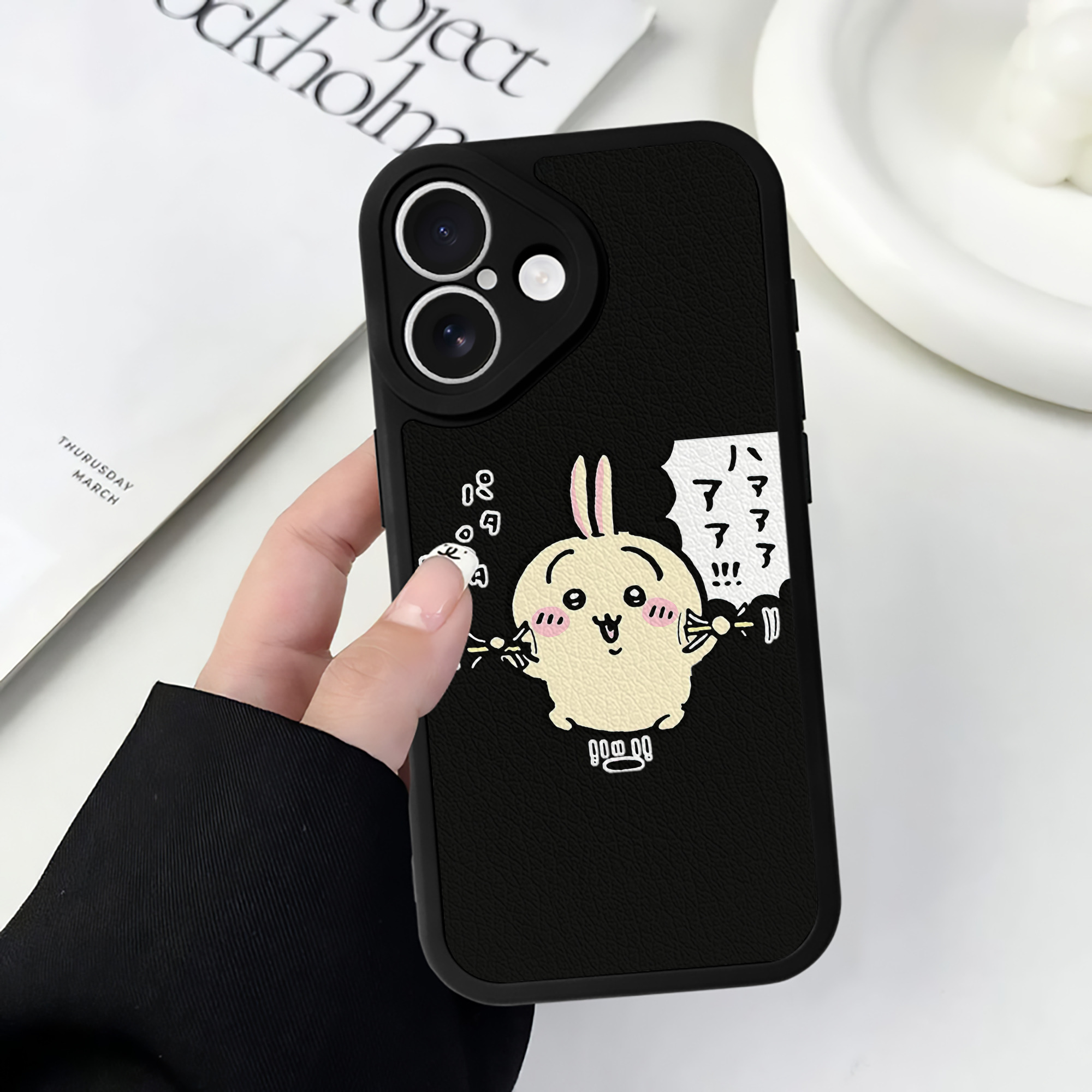 （画像用） ちいかわ うさぎ Chii-kawa usagi 【iPhone 16シリーズ対応】シリコンスマホケース（レザー調） 材質：シリコン
